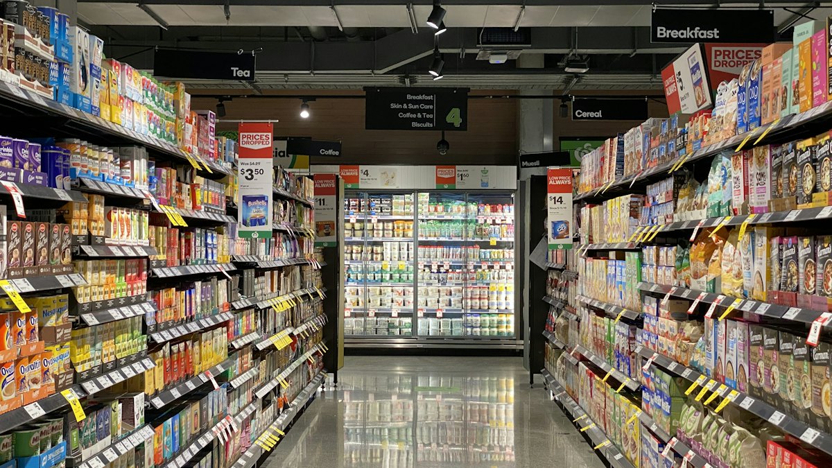 貯金だけでは損？インフレで減るのは「残高」ではなく「買える力」のイメージ
